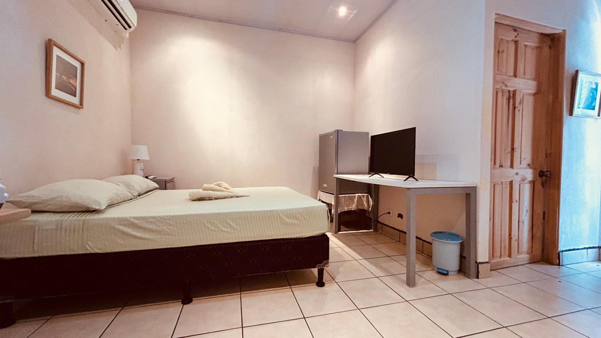 Casa Encantada Offers You Two-Bedroom House, 1 Tiny Apartment & 3 Double Rooms Мануель-Антоніо Екстер'єр фото